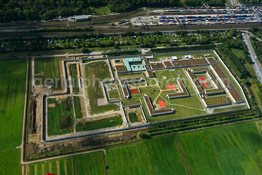 Hamburg from the bird's eye view: Prison grounds and high security fence Prison Justizvollzugsanstalt Billwerder on Dweerlandweg in the district Billwerder in Hamburg, Germany