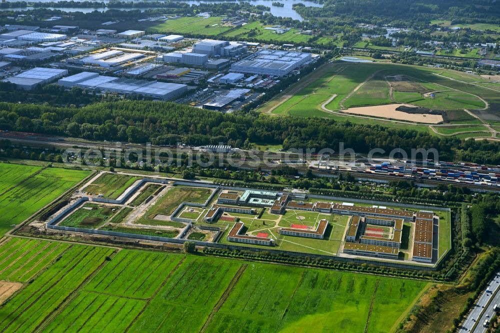 Aerial image Hamburg - Prison grounds and high security fence Prison Justizvollzugsanstalt Billwerder on Dweerlandweg in the district Billwerder in Hamburg, Germany