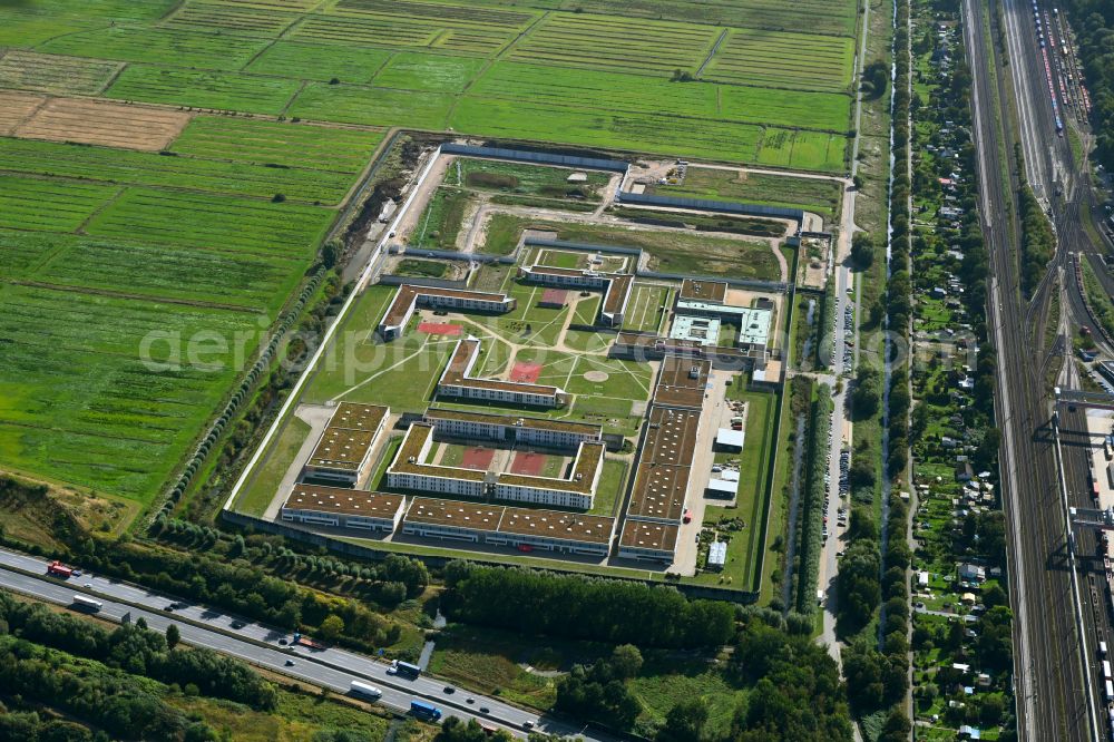 Aerial photograph Hamburg - Prison grounds and high security fence Prison Justizvollzugsanstalt Billwerder on Dweerlandweg in the district Billwerder in Hamburg, Germany