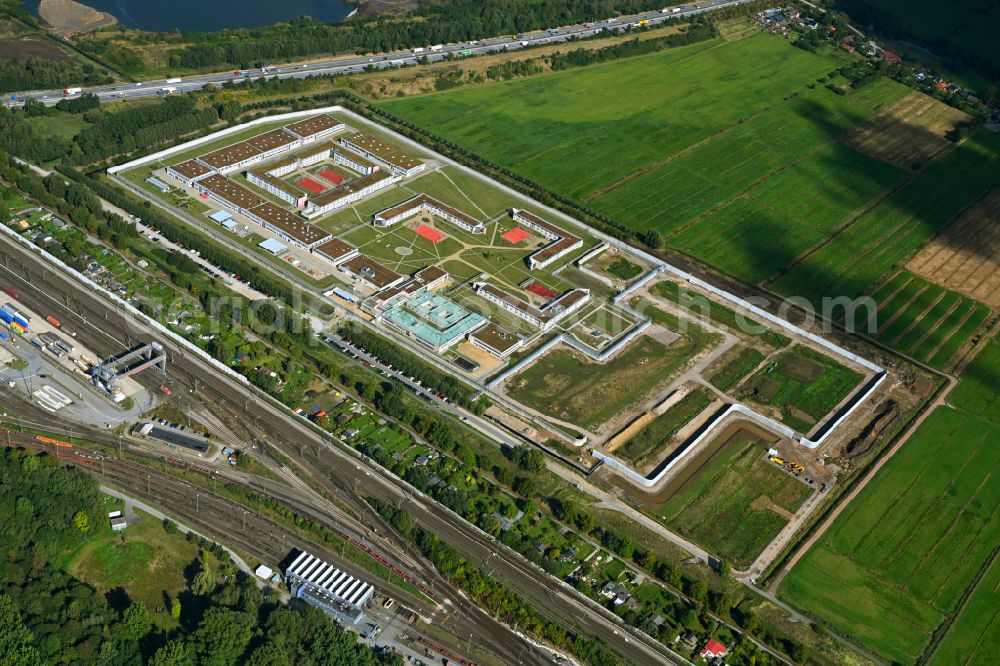 Hamburg from above - Prison grounds and high security fence Prison Justizvollzugsanstalt Billwerder on Dweerlandweg in the district Billwerder in Hamburg, Germany