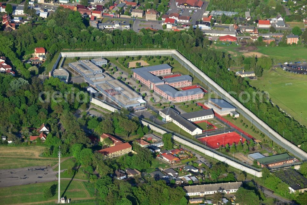 Wriezen from the bird's eye view: Prison grounds and high security fence Prison Justizvollzugsanstalt Nord-Brandenburg Teilanstalt Wriezen on street Schulzendorfer Strasse in the district Luedersdorf in Wriezen in the state Brandenburg, Germany