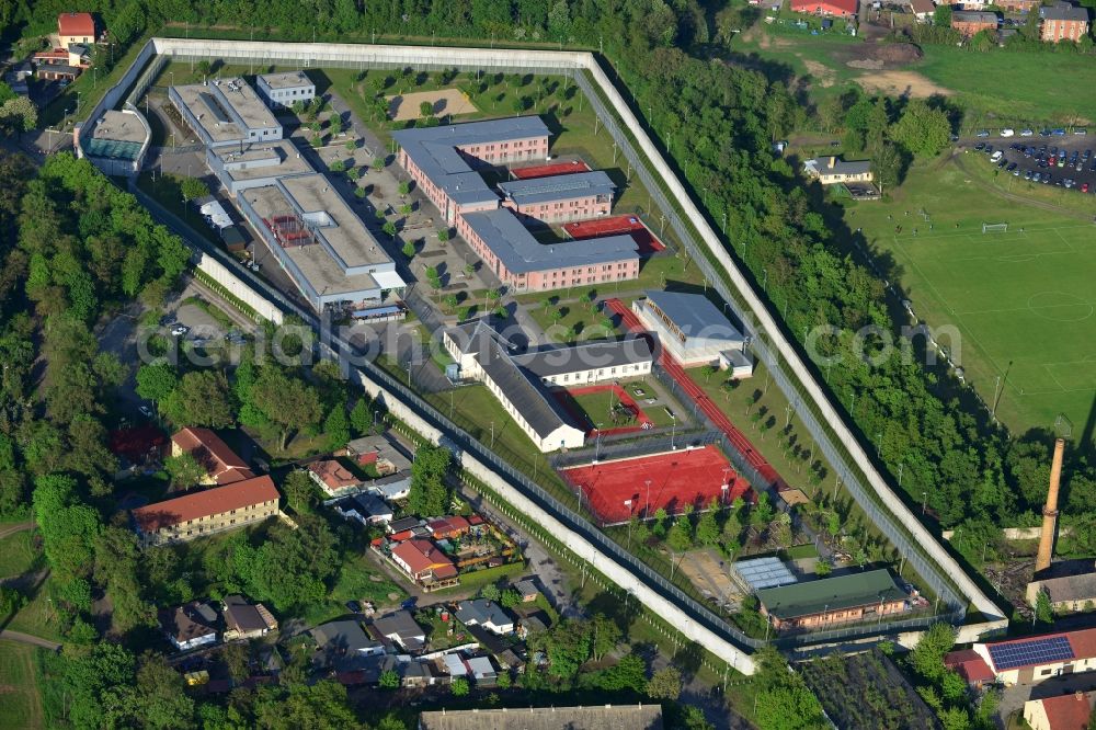 Aerial image Wriezen - Prison grounds and high security fence Prison Justizvollzugsanstalt Nord-Brandenburg Teilanstalt Wriezen on street Schulzendorfer Strasse in the district Luedersdorf in Wriezen in the state Brandenburg, Germany