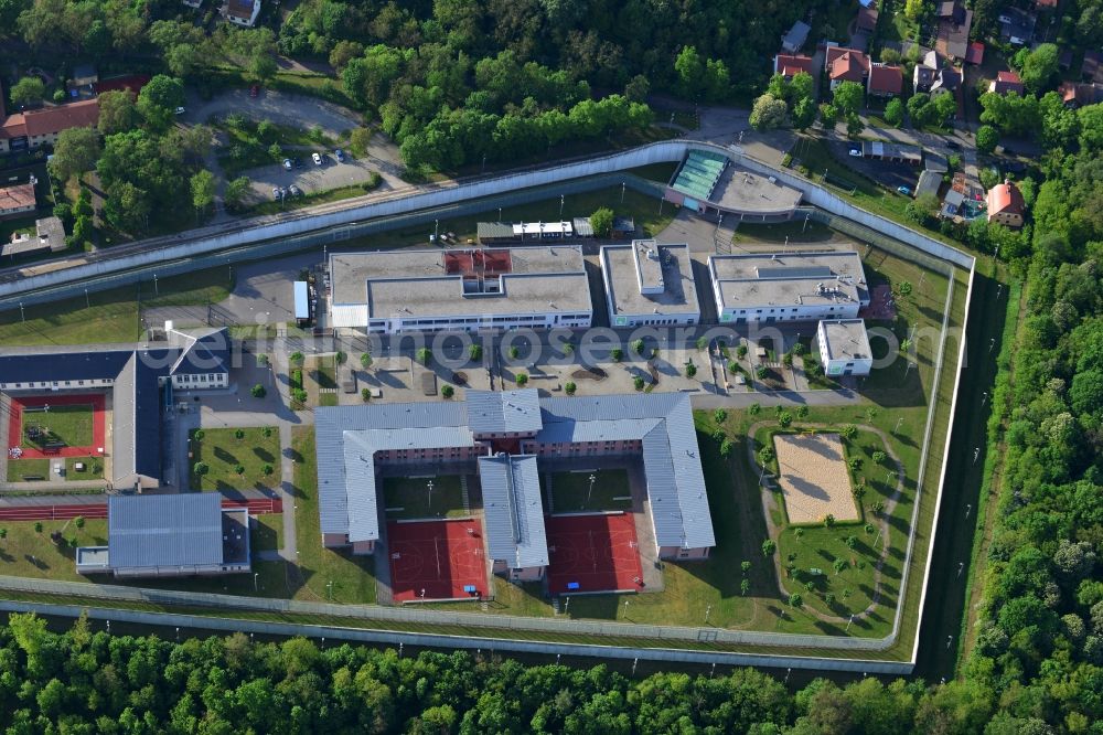 Aerial image Wriezen - Prison grounds and high security fence Prison Justizvollzugsanstalt Nord-Brandenburg Teilanstalt Wriezen on street Schulzendorfer Strasse in the district Luedersdorf in Wriezen in the state Brandenburg, Germany