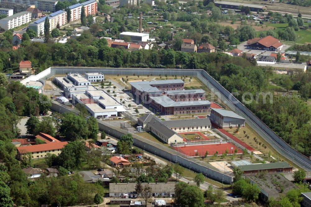 Aerial photograph Wriezen - Prison grounds and high security fence Prison Justizvollzugsanstalt Nord-Brandenburg Teilanstalt Wriezen on street Schulzendorfer Strasse in the district Luedersdorf in Wriezen in the state Brandenburg, Germany