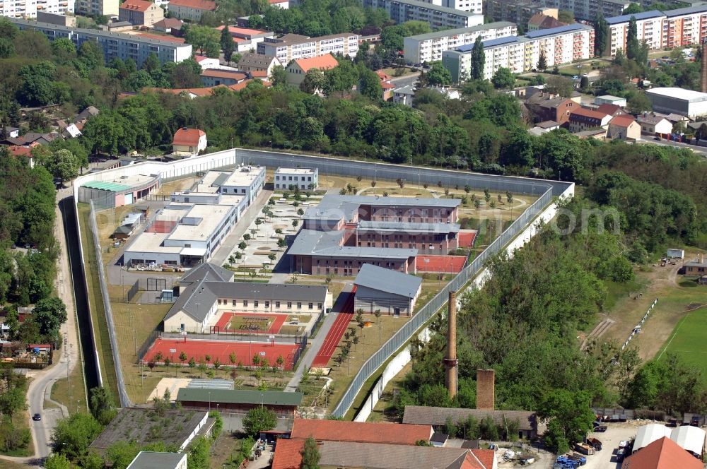 Aerial photograph Wriezen - Prison grounds and high security fence Prison Justizvollzugsanstalt Nord-Brandenburg Teilanstalt Wriezen on street Schulzendorfer Strasse in the district Luedersdorf in Wriezen in the state Brandenburg, Germany