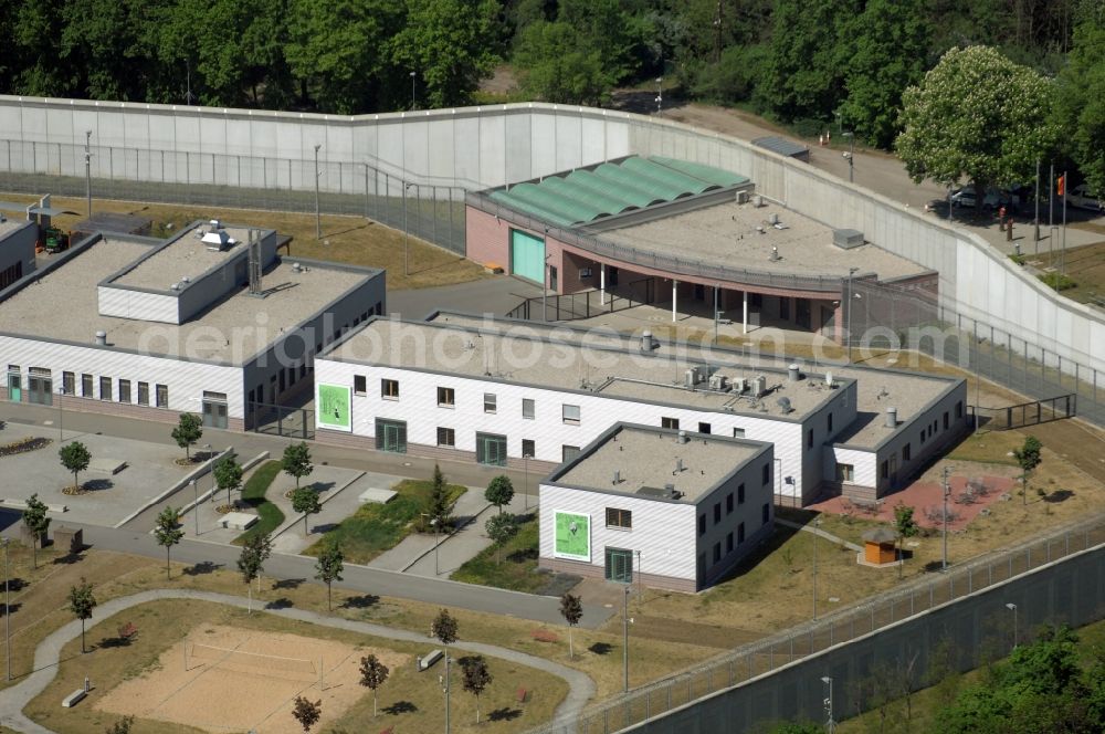 Aerial photograph Wriezen - Prison grounds and high security fence Prison Justizvollzugsanstalt Nord-Brandenburg Teilanstalt Wriezen on street Schulzendorfer Strasse in the district Luedersdorf in Wriezen in the state Brandenburg, Germany