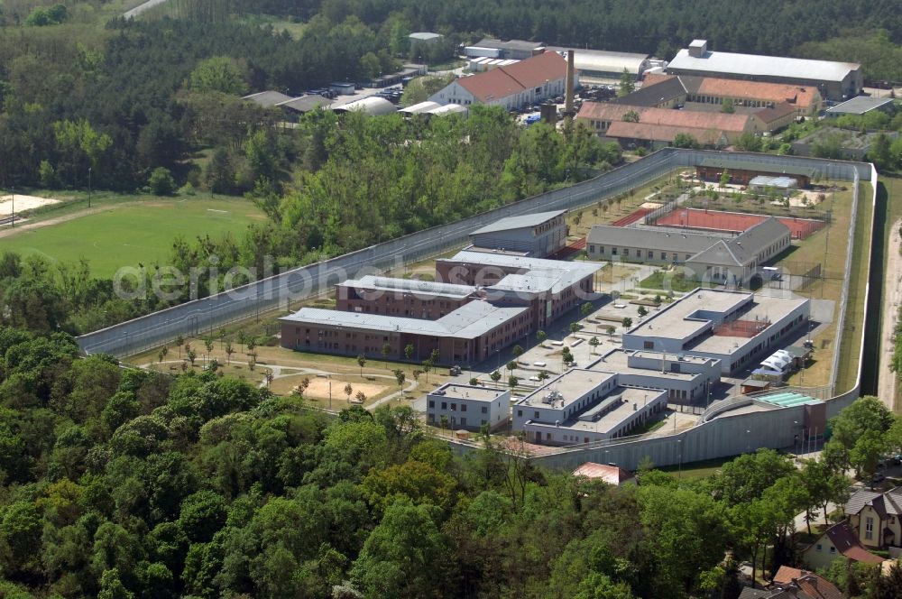 Wriezen from the bird's eye view: Prison grounds and high security fence Prison Justizvollzugsanstalt Nord-Brandenburg Teilanstalt Wriezen on street Schulzendorfer Strasse in the district Luedersdorf in Wriezen in the state Brandenburg, Germany