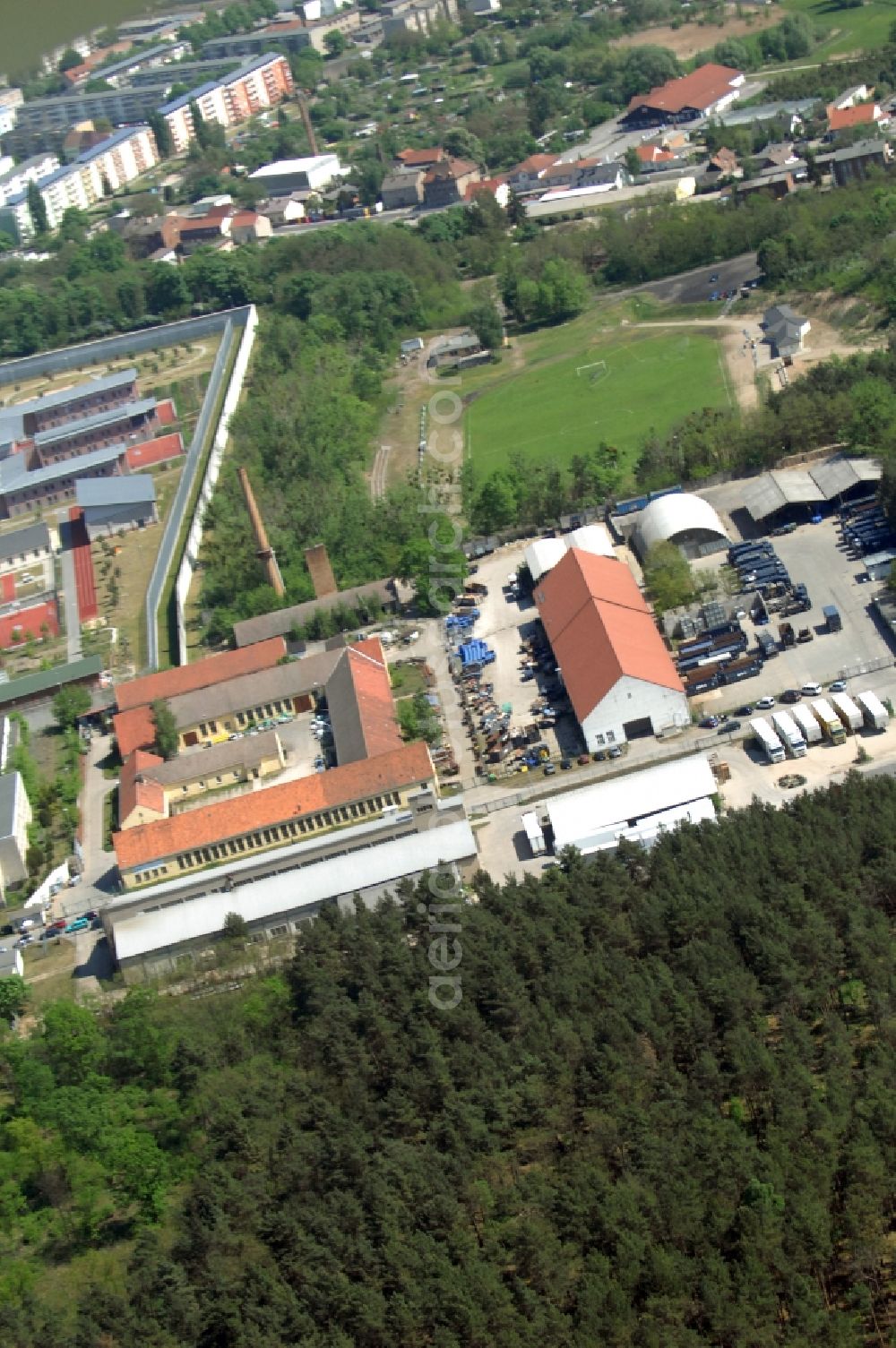 Wriezen from the bird's eye view: Prison grounds and high security fence Prison Justizvollzugsanstalt Nord-Brandenburg Teilanstalt Wriezen on street Schulzendorfer Strasse in the district Luedersdorf in Wriezen in the state Brandenburg, Germany