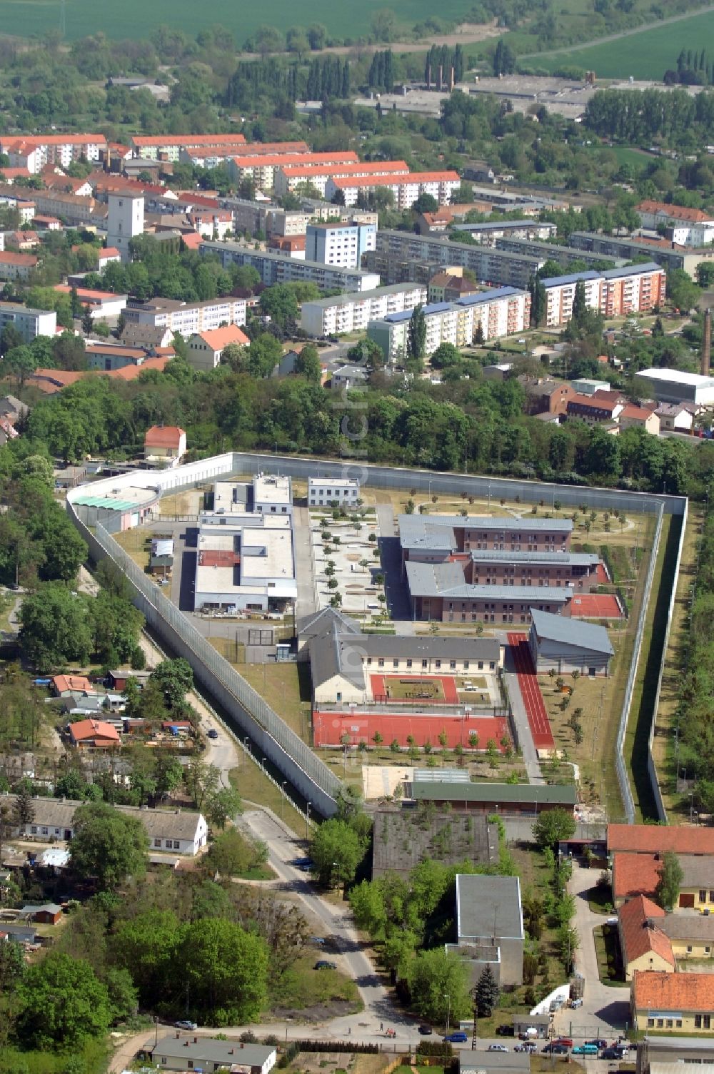 Aerial image Wriezen - Prison grounds and high security fence Prison Justizvollzugsanstalt Nord-Brandenburg Teilanstalt Wriezen on street Schulzendorfer Strasse in the district Luedersdorf in Wriezen in the state Brandenburg, Germany