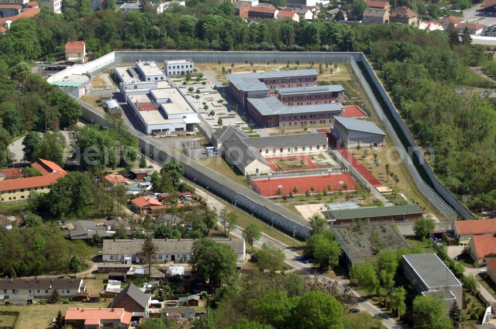 Aerial photograph Wriezen - Prison grounds and high security fence Prison Justizvollzugsanstalt Nord-Brandenburg Teilanstalt Wriezen on street Schulzendorfer Strasse in the district Luedersdorf in Wriezen in the state Brandenburg, Germany