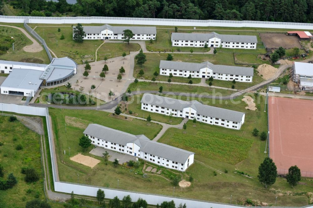 Aerial image Neustrelitz - Prison grounds and high security fence Prison on Kaulksee in the district Fuerstensee in Neustrelitz in the state Mecklenburg - Western Pomerania, Germany