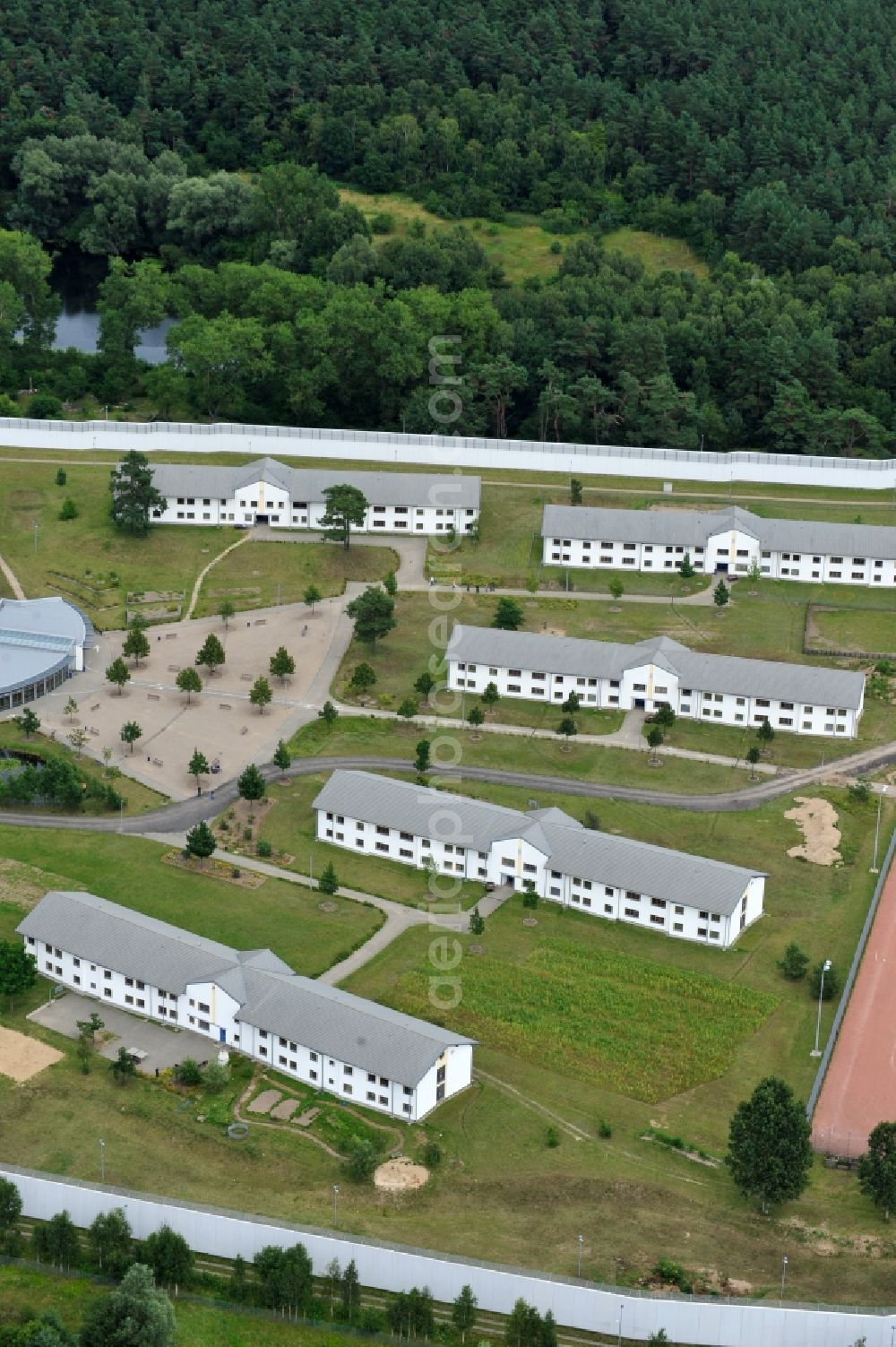 Aerial photograph Neustrelitz - Prison grounds and high security fence Prison on Kaulksee in the district Fuerstensee in Neustrelitz in the state Mecklenburg - Western Pomerania, Germany