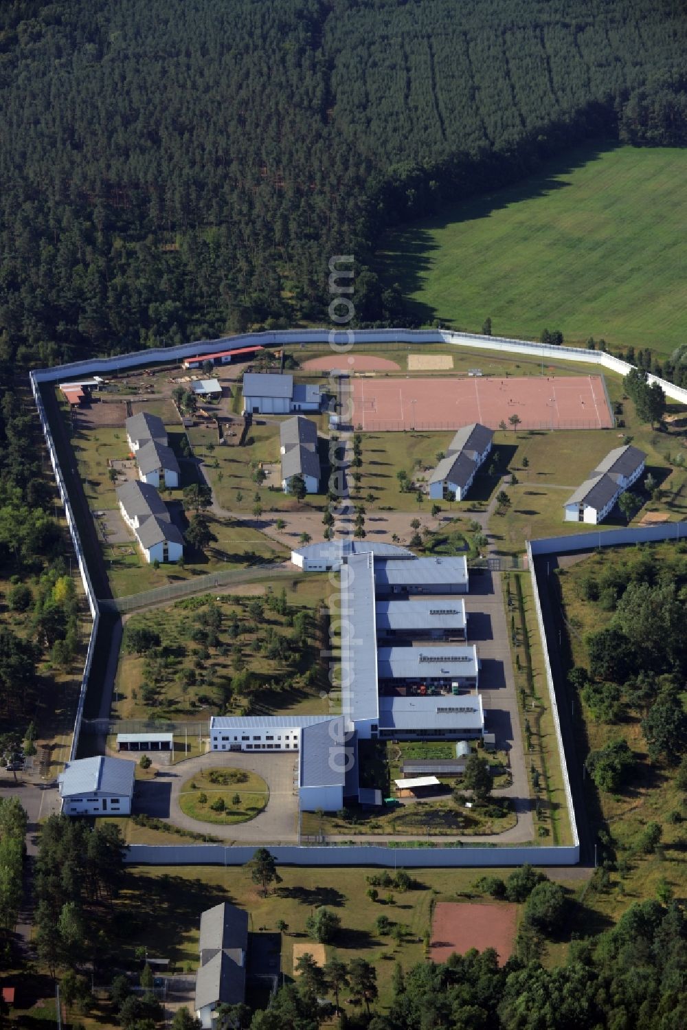 Aerial image Neustrelitz - Prison grounds and high security fence Prison on Kaulksee in the district Fuerstensee in Neustrelitz in the state Mecklenburg - Western Pomerania, Germany