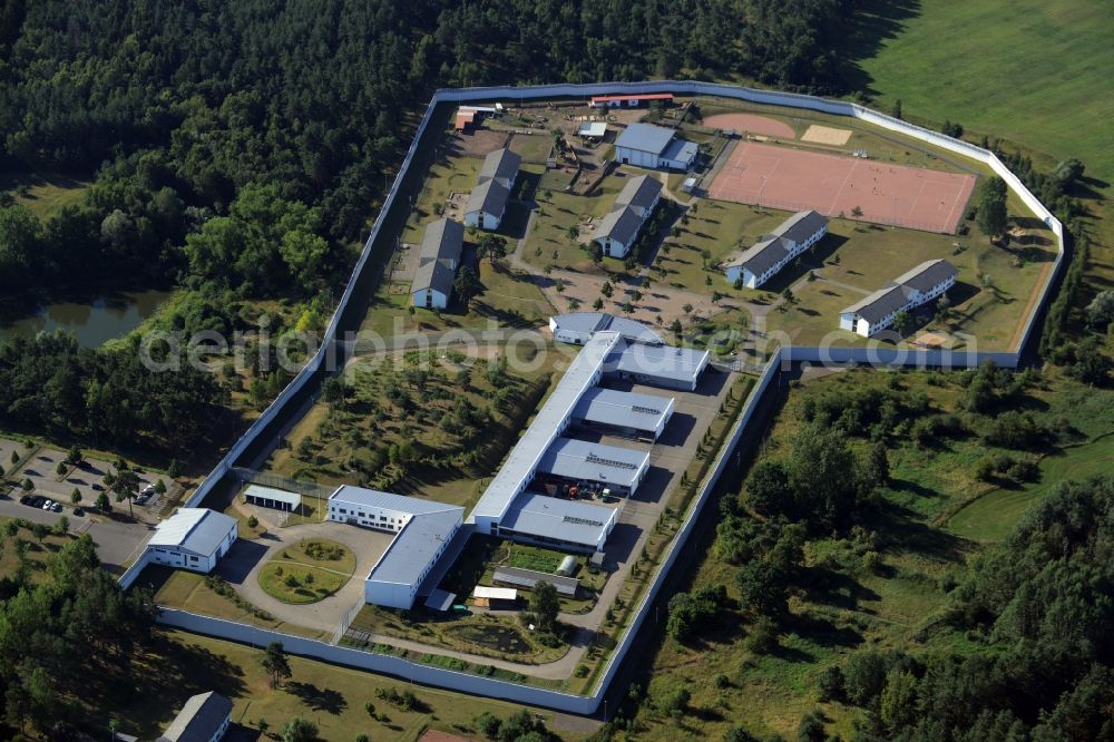 Aerial photograph Neustrelitz - Prison grounds and high security fence Prison on Kaulksee in the district Fuerstensee in Neustrelitz in the state Mecklenburg - Western Pomerania, Germany