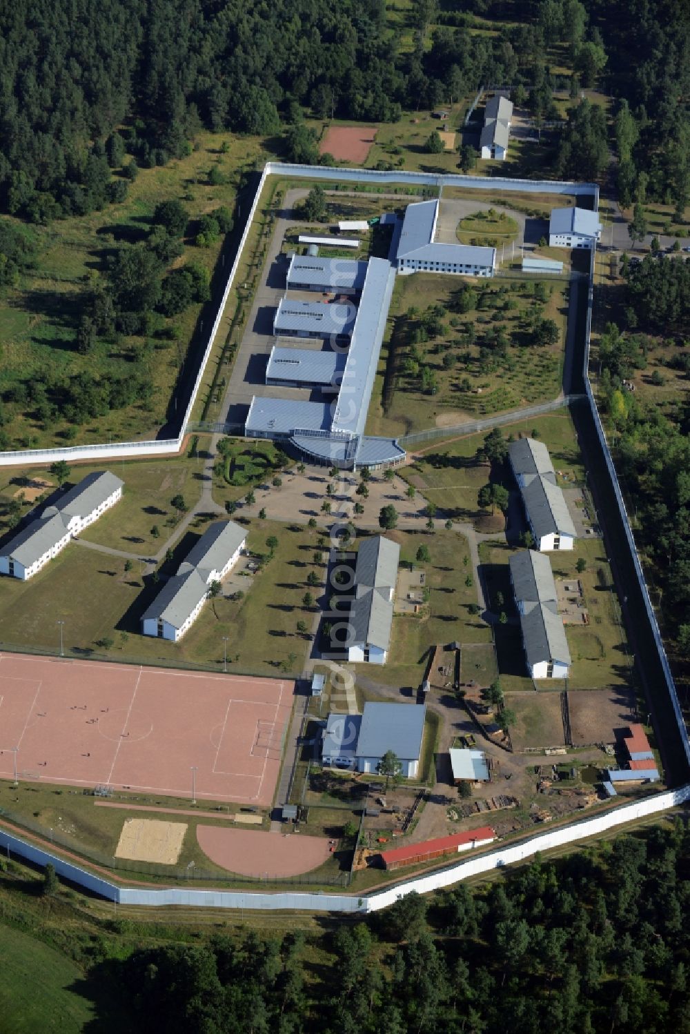 Aerial image Neustrelitz - Prison grounds and high security fence Prison on Kaulksee in the district Fuerstensee in Neustrelitz in the state Mecklenburg - Western Pomerania, Germany