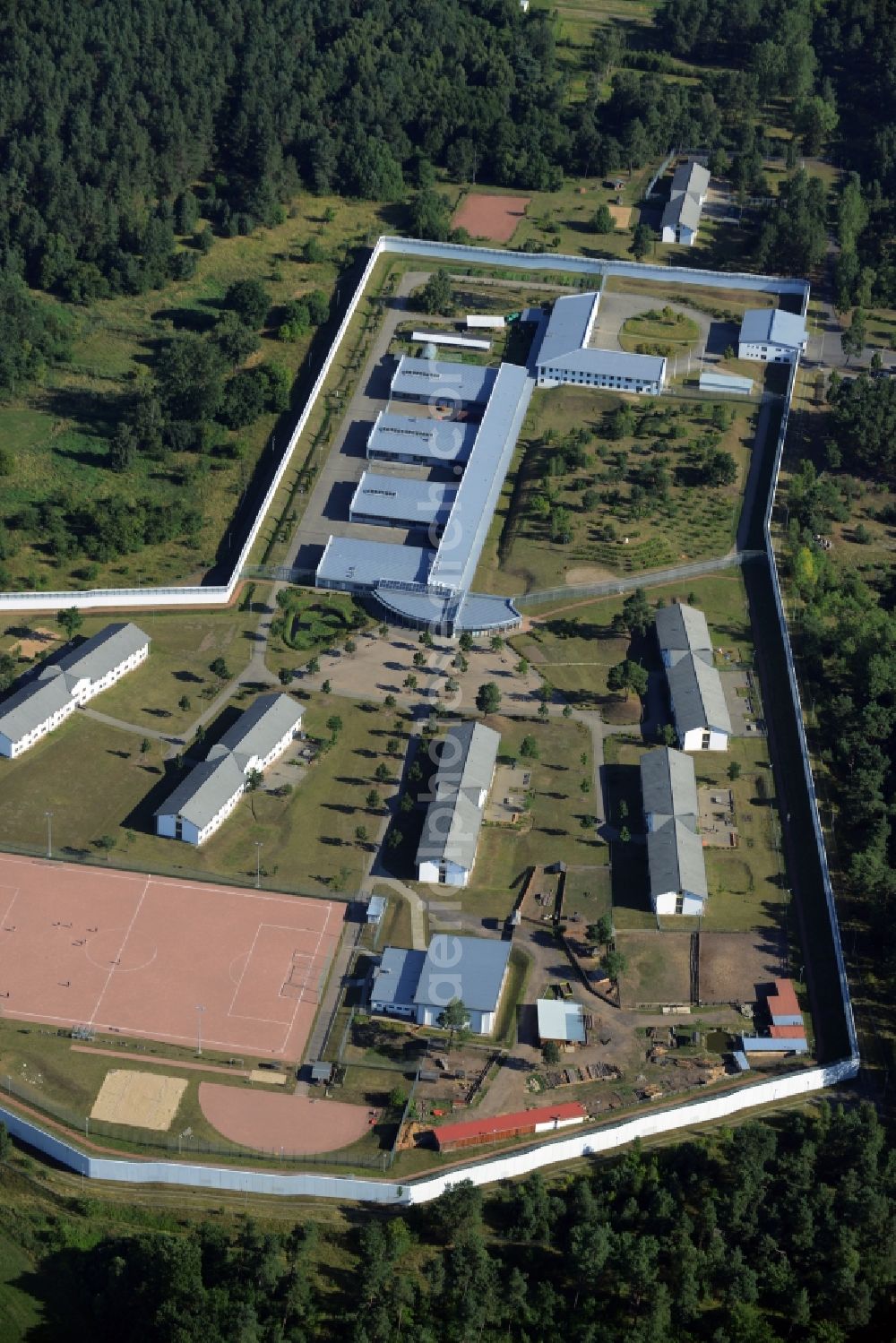 Aerial photograph Neustrelitz - Prison grounds and high security fence Prison on Kaulksee in the district Fuerstensee in Neustrelitz in the state Mecklenburg - Western Pomerania, Germany