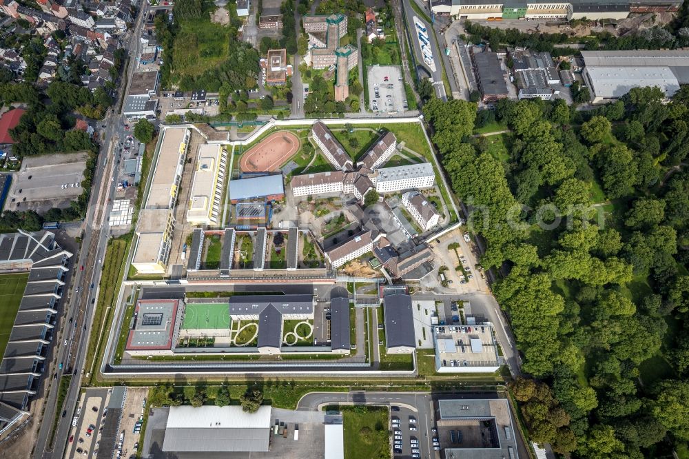 Bochum from above - Prison grounds and high security fence Prison on Kruemmede in the district Innenstadt in Bochum at Ruhrgebiet in the state North Rhine-Westphalia, Germany