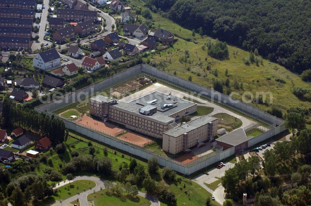 Aerial image Neubrandenburg - Prison grounds and high security fence Prison in Neubrandenburg in the state Mecklenburg - Western Pomerania, Germany