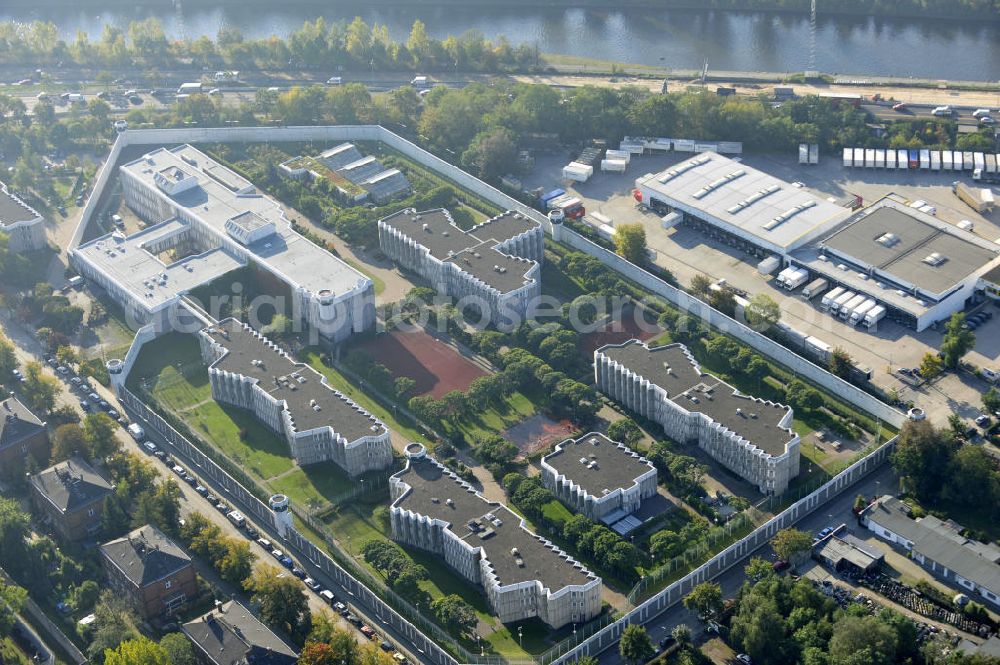 Berlin from the bird's eye view: Justizvollzugsanstalt JVA Plötzensee im Bezirk Charlottenburg - Wilmersdorf. Sie befindet sich teilweise auf dem Gelände des ehemaligen preußischen Strafgefängnis Plötzensee und besteht aus Neubauten sowie alten Gebäuden aus dem 19. Jahrhundert. Prison Ploetzensee in the district Charlottenburg - Wilmersdorf. It is located partly on the grounds of the former Prussian prison Ploetzensee and consists of new buildings and old buildings from the 19th Century.