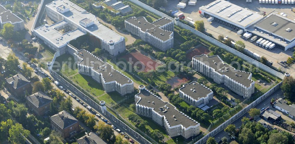 Aerial image Berlin - Justizvollzugsanstalt JVA Plötzensee im Bezirk Charlottenburg - Wilmersdorf. Sie befindet sich teilweise auf dem Gelände des ehemaligen preußischen Strafgefängnis Plötzensee und besteht aus Neubauten sowie alten Gebäuden aus dem 19. Jahrhundert. Prison Ploetzensee in the district Charlottenburg - Wilmersdorf. It is located partly on the grounds of the former Prussian prison Ploetzensee and consists of new buildings and old buildings from the 19th Century.