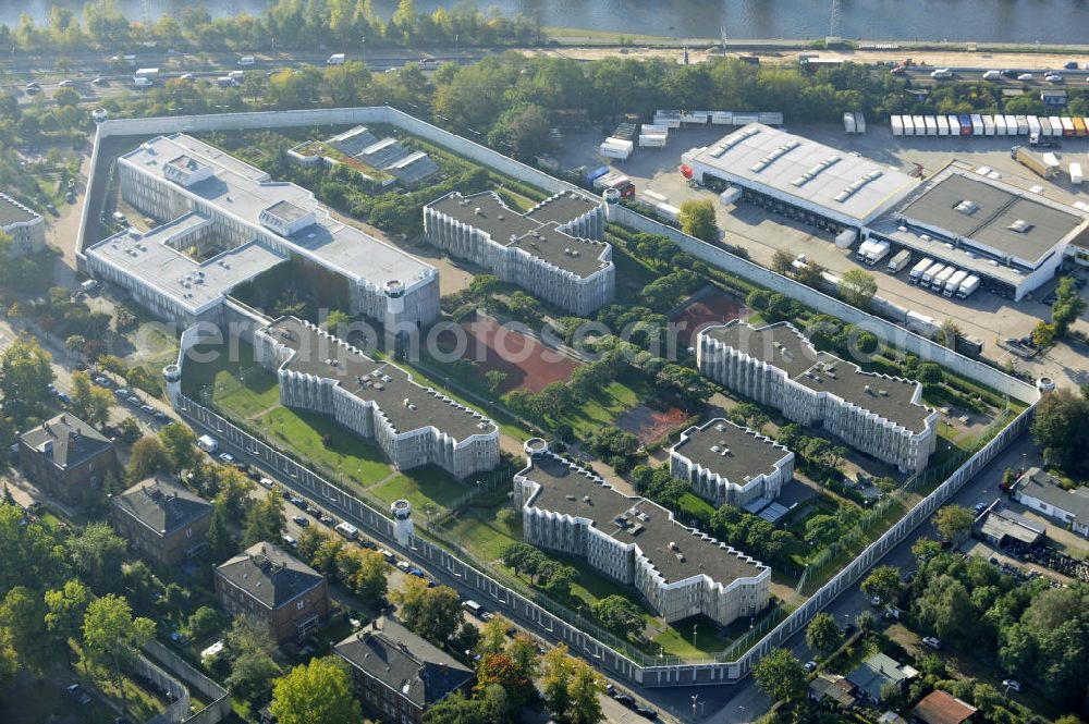 Aerial photograph Berlin - Justizvollzugsanstalt JVA Plötzensee im Bezirk Charlottenburg - Wilmersdorf. Sie befindet sich teilweise auf dem Gelände des ehemaligen preußischen Strafgefängnis Plötzensee und besteht aus Neubauten sowie alten Gebäuden aus dem 19. Jahrhundert. Prison Ploetzensee in the district Charlottenburg - Wilmersdorf. It is located partly on the grounds of the former Prussian prison Ploetzensee and consists of new buildings and old buildings from the 19th Century.