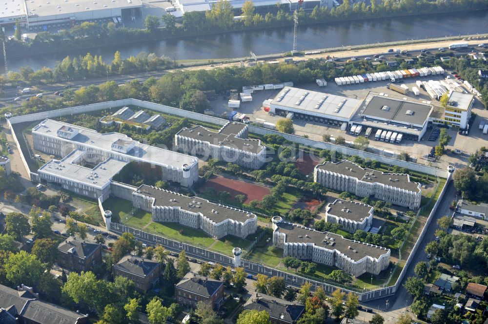 Berlin from above - Justizvollzugsanstalt JVA Plötzensee im Bezirk Charlottenburg - Wilmersdorf. Sie befindet sich teilweise auf dem Gelände des ehemaligen preußischen Strafgefängnis Plötzensee und besteht aus Neubauten sowie alten Gebäuden aus dem 19. Jahrhundert. Prison Ploetzensee in the district Charlottenburg - Wilmersdorf. It is located partly on the grounds of the former Prussian prison Ploetzensee and consists of new buildings and old buildings from the 19th Century.