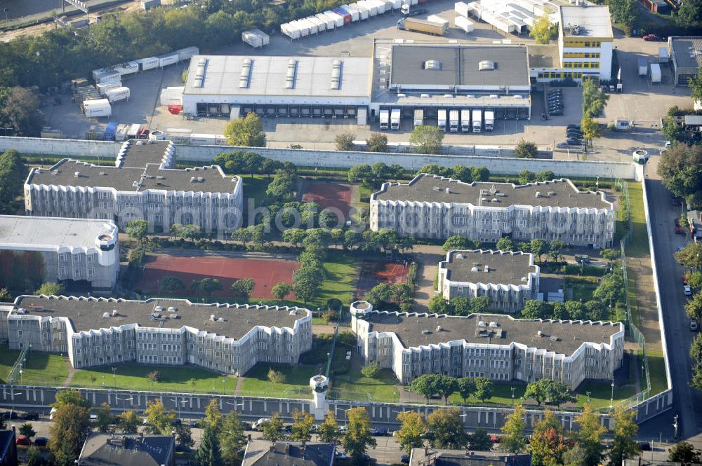 Berlin from the bird's eye view: Justizvollzugsanstalt JVA Plötzensee im Bezirk Charlottenburg - Wilmersdorf. Sie befindet sich teilweise auf dem Gelände des ehemaligen preußischen Strafgefängnis Plötzensee und besteht aus Neubauten sowie alten Gebäuden aus dem 19. Jahrhundert. Prison Ploetzensee in the district Charlottenburg - Wilmersdorf. It is located partly on the grounds of the former Prussian prison Ploetzensee and consists of new buildings and old buildings from the 19th Century.