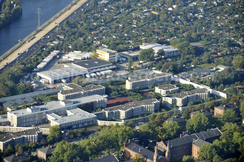 Aerial image Berlin - Justizvollzugsanstalt JVA Plötzensee im Bezirk Charlottenburg - Wilmersdorf. Sie befindet sich teilweise auf dem Gelände des ehemaligen preußischen Strafgefängnis Plötzensee und besteht aus Neubauten sowie alten Gebäuden aus dem 19. Jahrhundert. Prison Ploetzensee in the district Charlottenburg - Wilmersdorf. It is located partly on the grounds of the former Prussian prison Ploetzensee and consists of new buildings and old buildings from the 19th Century.