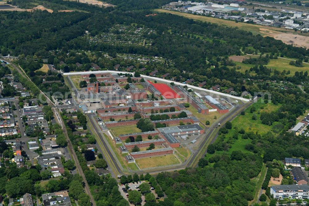 Aerial photograph Köln - Prison grounds and high security fence Prison on Rochusstrasse in the district Ossendorf in Cologne in the state North Rhine-Westphalia, Germany