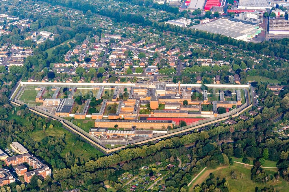 Aerial image Köln - Prison grounds and high security fence Prison on Rochusstrasse in the district Ossendorf in Cologne in the state North Rhine-Westphalia, Germany