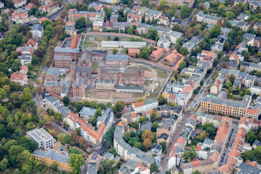 Aerial photograph Halle (Saale) - Prison grounds and high security fence Prison Roter Ochse in the district Noerdliche Innenstadt in Halle (Saale) in the state Saxony-Anhalt, Germany