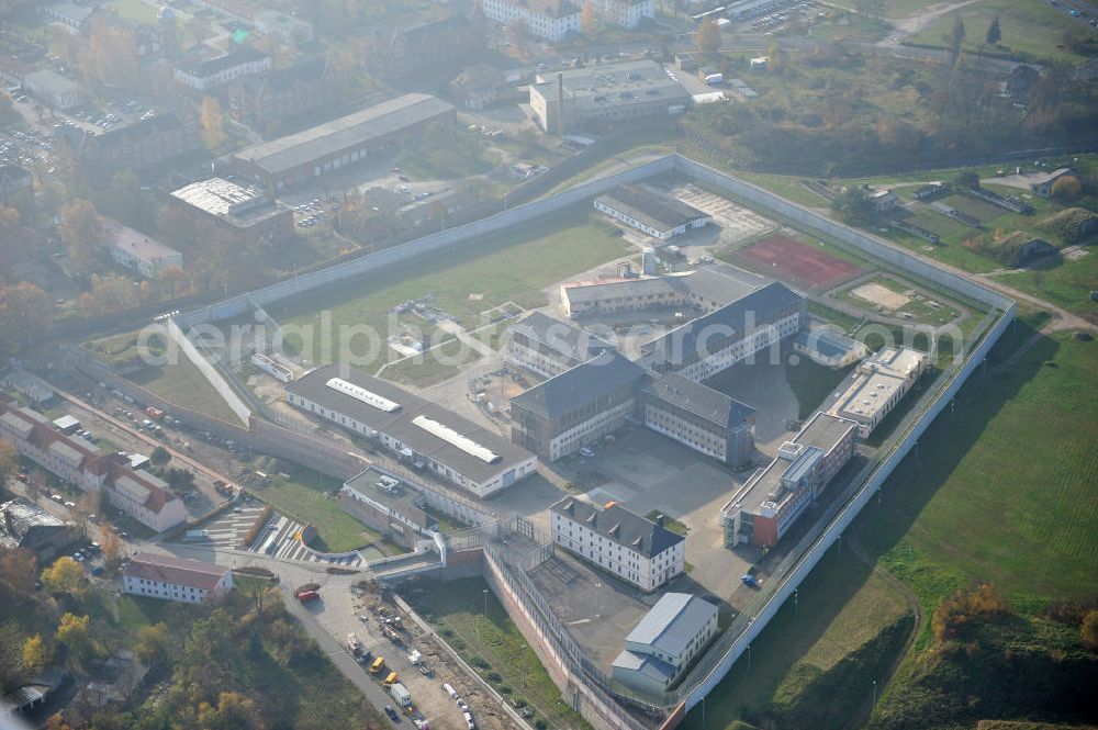 Torgau from above - Blick auf das Gelände der Justizvollzugsanstalt JVA Torgau auf dem Plateau des ehemaligen Fort Zinna, dessen Wehranlage heute noch gut aus der Luft zu erkennen sind. Während des Ersten Weltkriegs wurden im Fort Zinna kriegsgefangene Offiziere interniert. Grounds of the prison JVA Torgau on the plateau of the former Fort Zinna.