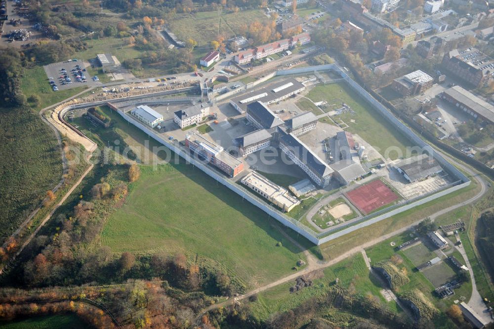 Torgau from the bird's eye view: Blick auf das Gelände der Justizvollzugsanstalt JVA Torgau auf dem Plateau des ehemaligen Fort Zinna, dessen Wehranlage heute noch gut aus der Luft zu erkennen sind. Während des Ersten Weltkriegs wurden im Fort Zinna kriegsgefangene Offiziere interniert. Grounds of the prison JVA Torgau on the plateau of the former Fort Zinna.