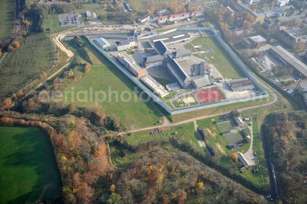 Aerial image Torgau - Blick auf das Gelände der Justizvollzugsanstalt JVA Torgau auf dem Plateau des ehemaligen Fort Zinna, dessen Wehranlage heute noch gut aus der Luft zu erkennen sind. Während des Ersten Weltkriegs wurden im Fort Zinna kriegsgefangene Offiziere interniert. Grounds of the prison JVA Torgau on the plateau of the former Fort Zinna.