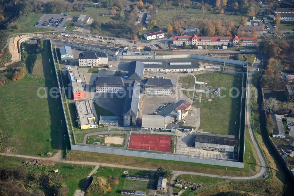 Aerial photograph Torgau - Blick auf das Gelände der Justizvollzugsanstalt JVA Torgau auf dem Plateau des ehemaligen Fort Zinna, dessen Wehranlage heute noch gut aus der Luft zu erkennen sind. Während des Ersten Weltkriegs wurden im Fort Zinna kriegsgefangene Offiziere interniert. Grounds of the prison JVA Torgau on the plateau of the former Fort Zinna.