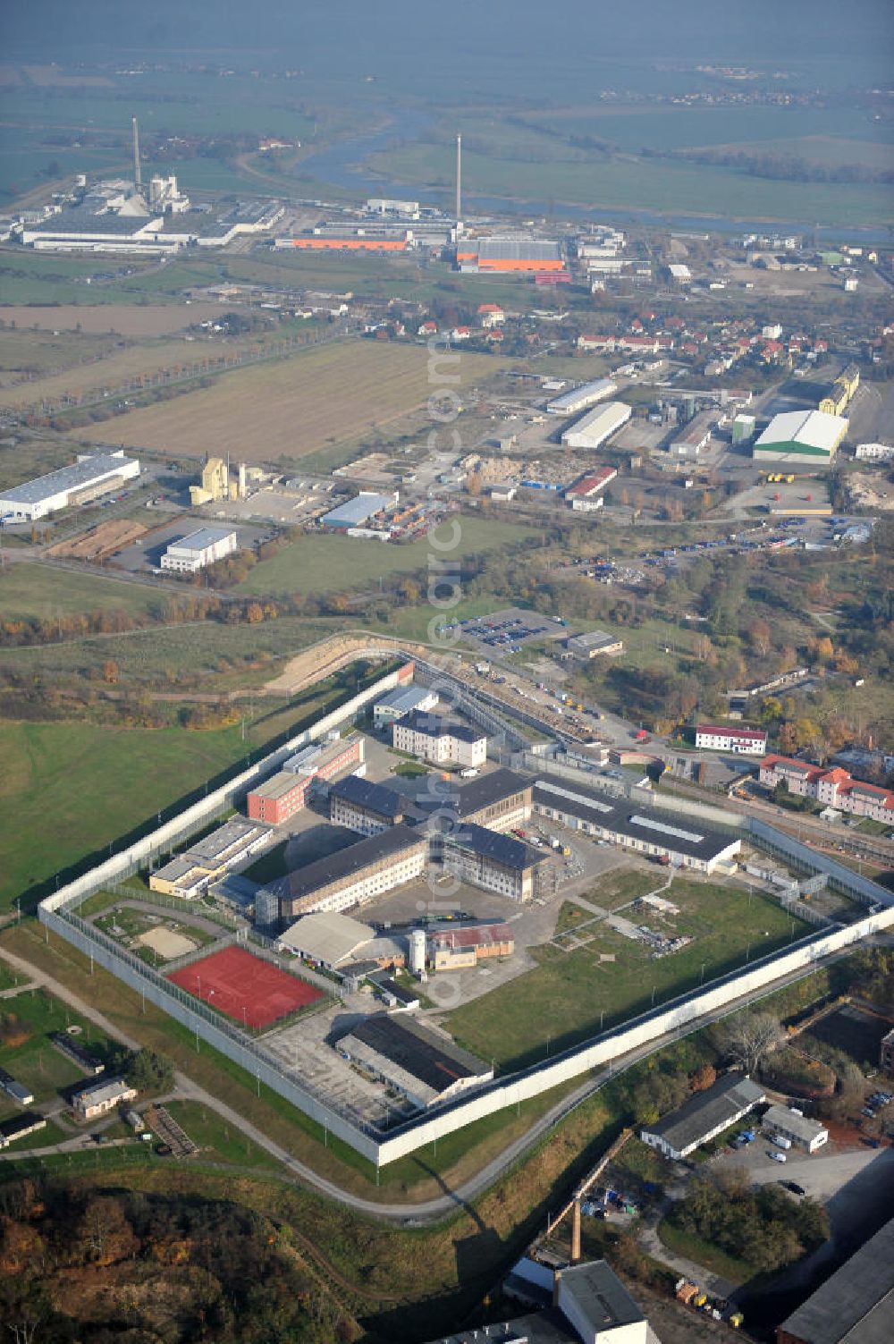 Torgau from the bird's eye view: Blick auf das Gelände der Justizvollzugsanstalt JVA Torgau auf dem Plateau des ehemaligen Fort Zinna, dessen Wehranlage heute noch gut aus der Luft zu erkennen sind. Während des Ersten Weltkriegs wurden im Fort Zinna kriegsgefangene Offiziere interniert. Grounds of the prison JVA Torgau on the plateau of the former Fort Zinna.