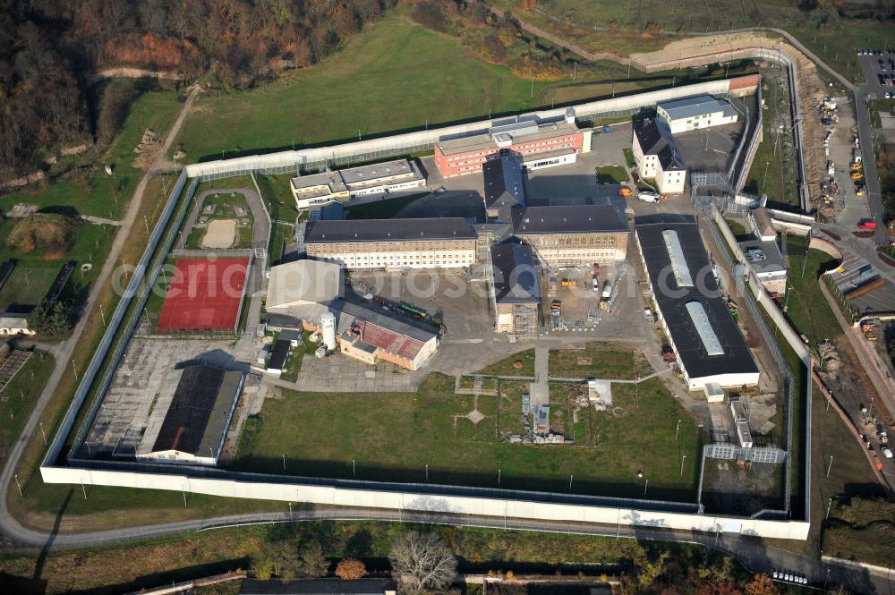 Aerial image Torgau - Blick auf das Gelände der Justizvollzugsanstalt JVA Torgau auf dem Plateau des ehemaligen Fort Zinna, dessen Wehranlage heute noch gut aus der Luft zu erkennen sind. Während des Ersten Weltkriegs wurden im Fort Zinna kriegsgefangene Offiziere interniert. Grounds of the prison JVA Torgau on the plateau of the former Fort Zinna.