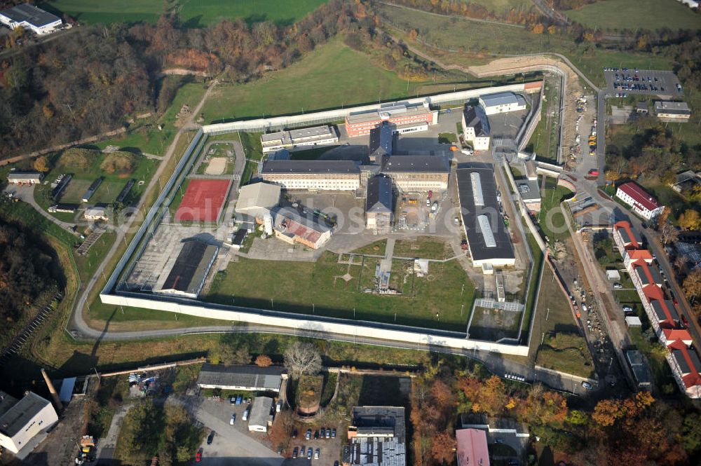 Aerial photograph Torgau - Blick auf das Gelände der Justizvollzugsanstalt JVA Torgau auf dem Plateau des ehemaligen Fort Zinna, dessen Wehranlage heute noch gut aus der Luft zu erkennen sind. Während des Ersten Weltkriegs wurden im Fort Zinna kriegsgefangene Offiziere interniert. Grounds of the prison JVA Torgau on the plateau of the former Fort Zinna.