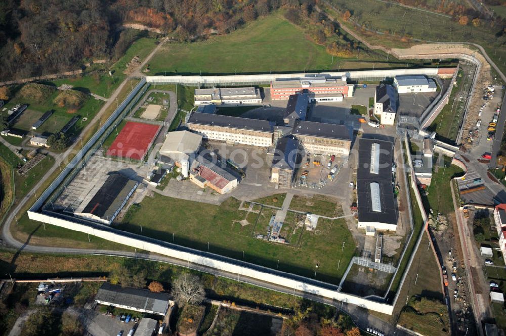 Torgau from above - Blick auf das Gelände der Justizvollzugsanstalt JVA Torgau auf dem Plateau des ehemaligen Fort Zinna, dessen Wehranlage heute noch gut aus der Luft zu erkennen sind. Während des Ersten Weltkriegs wurden im Fort Zinna kriegsgefangene Offiziere interniert. Grounds of the prison JVA Torgau on the plateau of the former Fort Zinna.