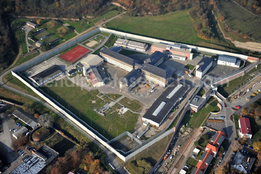 Torgau from the bird's eye view: Blick auf das Gelände der Justizvollzugsanstalt JVA Torgau auf dem Plateau des ehemaligen Fort Zinna, dessen Wehranlage heute noch gut aus der Luft zu erkennen sind. Während des Ersten Weltkriegs wurden im Fort Zinna kriegsgefangene Offiziere interniert. Grounds of the prison JVA Torgau on the plateau of the former Fort Zinna.