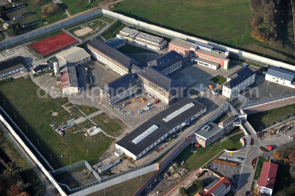 Aerial photograph Torgau - Blick auf das Gelände der Justizvollzugsanstalt JVA Torgau auf dem Plateau des ehemaligen Fort Zinna, dessen Wehranlage heute noch gut aus der Luft zu erkennen sind. Während des Ersten Weltkriegs wurden im Fort Zinna kriegsgefangene Offiziere interniert. Grounds of the prison JVA Torgau on the plateau of the former Fort Zinna.