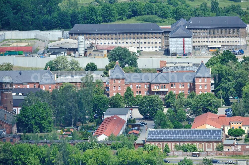 Torgau from the bird's eye view: Blick auf das Gelände der Justizvollzugsanstalt JVA Torgau auf dem Plateau des ehemaligen Fort Zinna, dessen Wehranlage heute noch gut aus der Luft zu erkennen sind. Während des Ersten Weltkriegs wurden im Fort Zinna kriegsgefangene Offiziere interniert. Grounds of the prison JVA Torgau on the plateau of the former Fort Zinna.