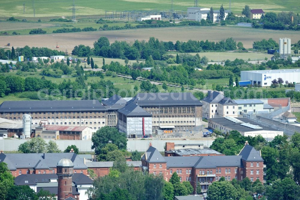 Aerial image Torgau - Blick auf das Gelände der Justizvollzugsanstalt JVA Torgau auf dem Plateau des ehemaligen Fort Zinna, dessen Wehranlage heute noch gut aus der Luft zu erkennen sind. Während des Ersten Weltkriegs wurden im Fort Zinna kriegsgefangene Offiziere interniert. Grounds of the prison JVA Torgau on the plateau of the former Fort Zinna.