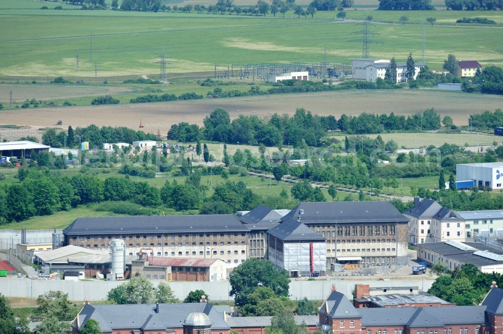 Aerial photograph Torgau - Blick auf das Gelände der Justizvollzugsanstalt JVA Torgau auf dem Plateau des ehemaligen Fort Zinna, dessen Wehranlage heute noch gut aus der Luft zu erkennen sind. Während des Ersten Weltkriegs wurden im Fort Zinna kriegsgefangene Offiziere interniert. Grounds of the prison JVA Torgau on the plateau of the former Fort Zinna.