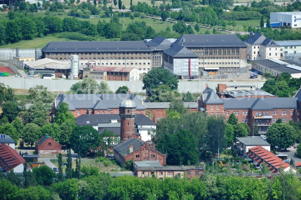 Torgau from above - Blick auf das Gelände der Justizvollzugsanstalt JVA Torgau auf dem Plateau des ehemaligen Fort Zinna, dessen Wehranlage heute noch gut aus der Luft zu erkennen sind. Während des Ersten Weltkriegs wurden im Fort Zinna kriegsgefangene Offiziere interniert. Grounds of the prison JVA Torgau on the plateau of the former Fort Zinna.