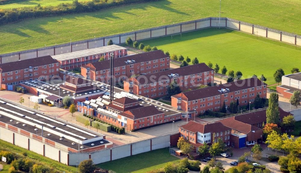 Uelzen from above - Die JVA Uelzen liegt in der Lüneburger Heide, Niedersachsen. Sie besteht aus 6 Häusern mit 268 Plätzen. The prison Uelzen has space for 268 prisoners.