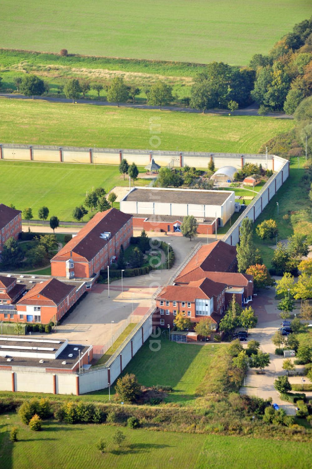 Aerial photograph Uelzen - Die JVA Uelzen liegt in der Lüneburger Heide, Niedersachsen. Sie besteht aus 6 Häusern mit 268 Plätzen. The prison Uelzen has space for 268 prisoners.