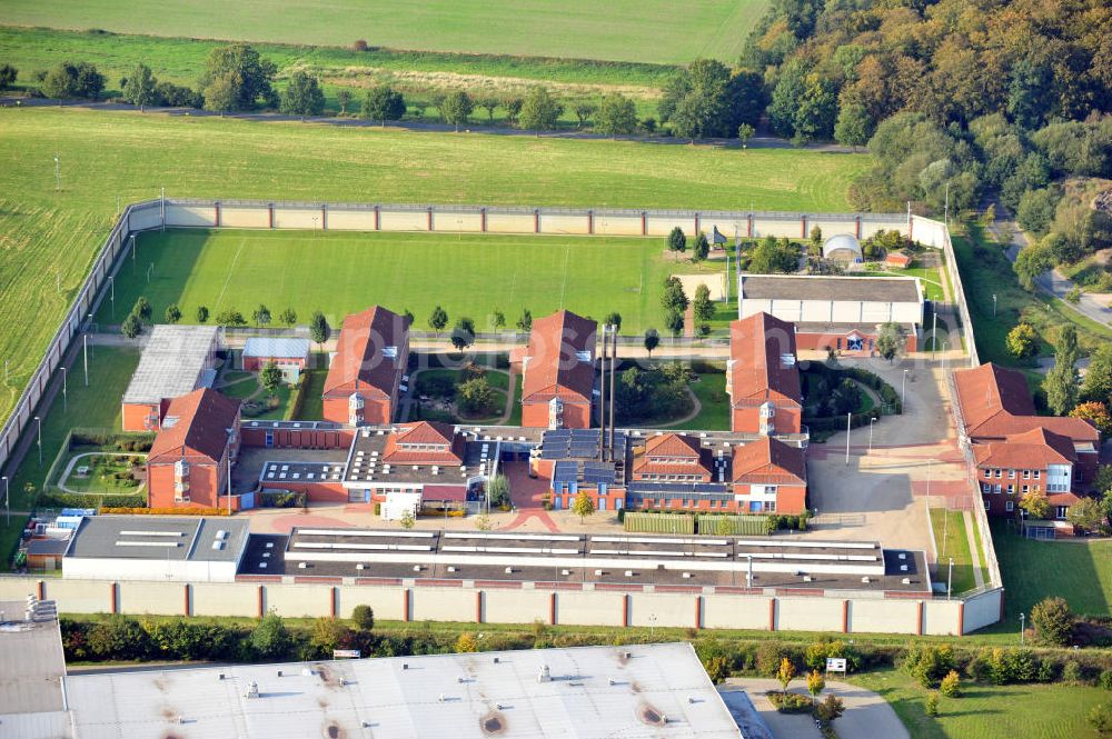 Uelzen from above - Die JVA Uelzen liegt in der Lüneburger Heide, Niedersachsen. Sie besteht aus 6 Häusern mit 268 Plätzen. The prison Uelzen has space for 268 prisoners.