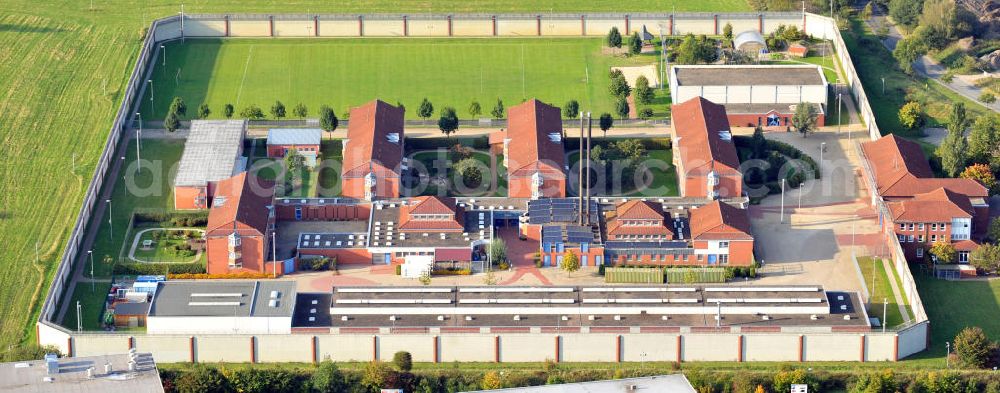 Uelzen from the bird's eye view: Die JVA Uelzen liegt in der Lüneburger Heide, Niedersachsen. Sie besteht aus 6 Häusern mit 268 Plätzen. The prison Uelzen has space for 268 prisoners.