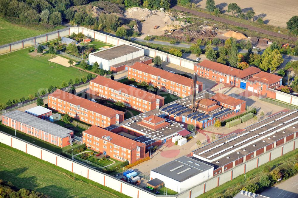 Uelzen from above - Die JVA Uelzen liegt in der Lüneburger Heide, Niedersachsen. Sie besteht aus 6 Häusern mit 268 Plätzen. The prison Uelzen has space for 268 prisoners.